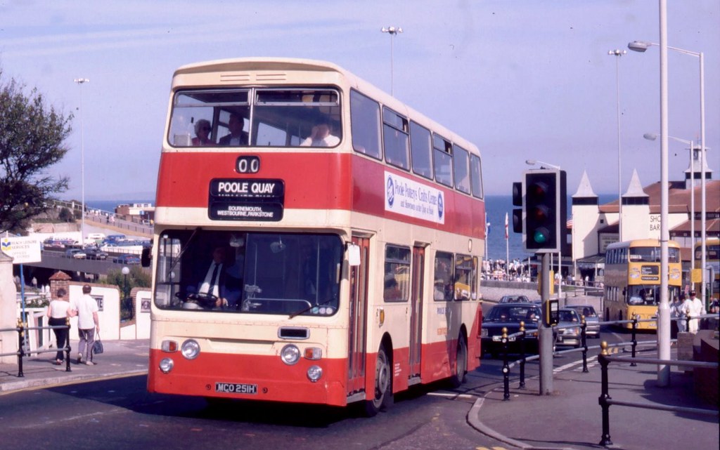Halligan (Poole Bay Buses), Bournemouth (DT) MCO 251H