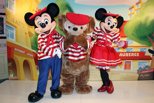 Meeting French Mickey, Minnie and Duffy the Disney Bear