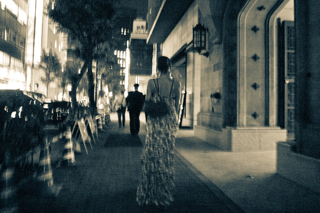 銀座を歩くドレス姿の女性 2011/07/27 P1050907