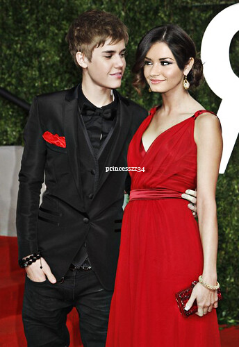 justin bieber and demi lovato manip her face isn't perfect but of course i