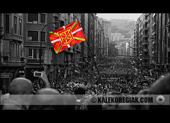 Histórica manifestación multitudinaria para buscar soluciones al conflicto vasco después de que ETA renuncie a la lucha armada.