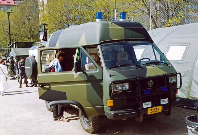 Armeijan VW Syncro ambulanssi kuvattuna maanpuolustusmessuilla Helsingiss