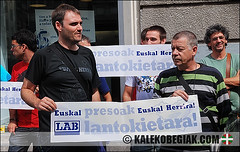 Concentración de LAB frente a las oficinas de Telefónica para exigir la readmisión de un trabajador que salió de la cárcel y fue despedido. 
