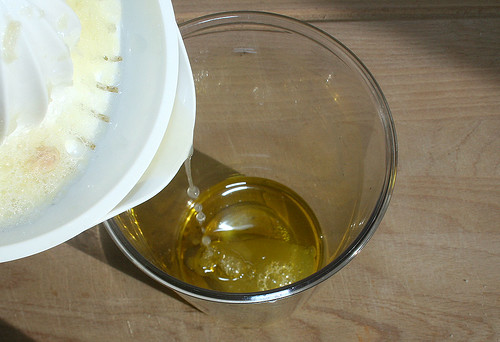 11 - Olivenöl, Zitronensaft & Salz mischen