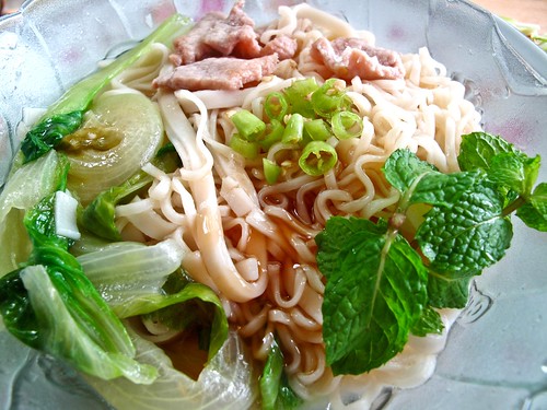 IMG_0471 Lunch : Noodle Soup + lettuce + pork slices