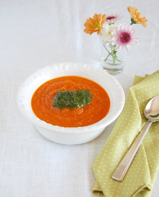 Roasted tomato soup with pesto / Sopa de tomates assados com pesto