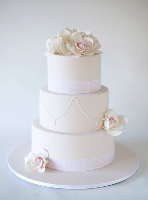 A palette of soft latte contrasted with white lace piped detail and ivory 