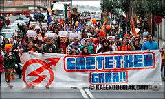 Multitudinaria manifestación en apoyo a Kukutza bajo el lema "Gaztetxea gara"