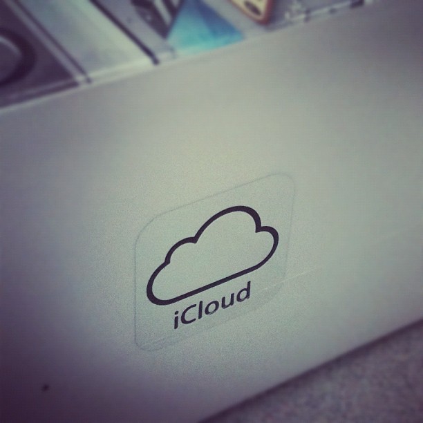 iPhone4Sの箱にはiCloudのロゴが入ってます。 - 無料写真検索fotoq