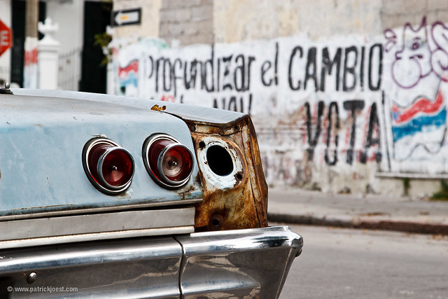 Old car in front of call for voting Profundizar el cambio vota