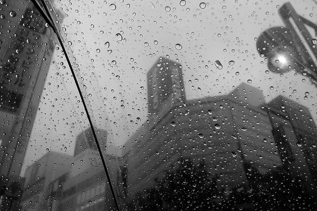 被雨包圍的城市