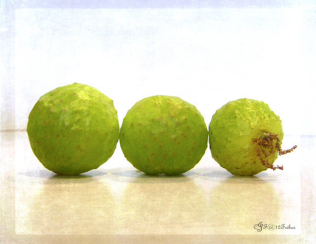 3 green spheres