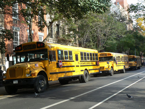 trois school buses à Chelsea.jpg