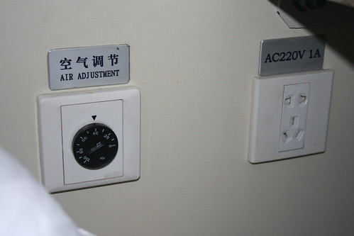 2011-11-15 - Shanghai-Xian train - 04 - Bedside electricals