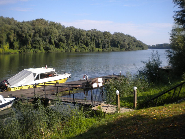 Un pequeño muelle en el río Tisza