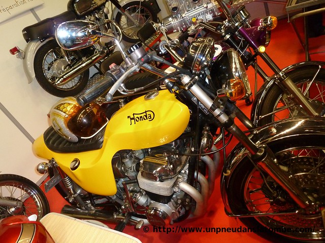Une Honda CB Four, à la carrosserie inspirée des Triumph Hurricane.