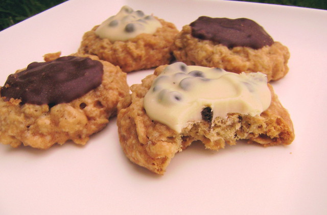 Cookies de aveia com chocolate branco e ao leite