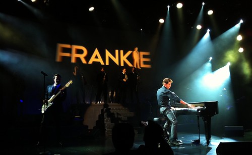 See @FrankieMoreno jam on the piano & his bro Tony on guitar. Cool lighting & clear sound @LVStratosphere