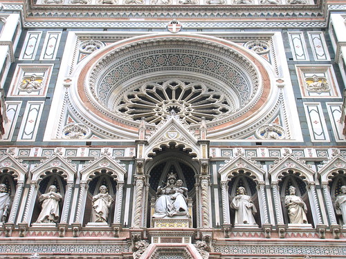 Detalle sobre las puertas principales del Duomo
