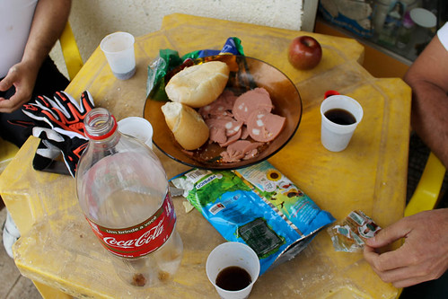 Almoço do dia: Pão com Mortadela, elma chips e coca-cola! :-)