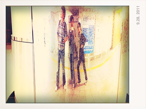 金屬圓柱前的莫名其妙自拍合照 @ 新宿駅