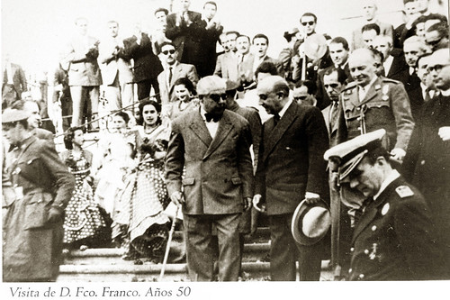 Franco con el alcalde Cristóbal Muñoz Rodríguez en las escalinatas de la Parroquia de la Asunción. 5 de junio de 1951