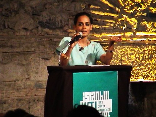 อรุณธาติ รอย (Arundhati Roy) นักเขียนและนักรณรงค์สตรีชาวอินเดียด้านความยุติธรรมทางสังคม