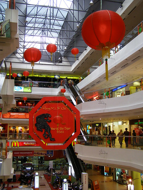 購物廣場內掛滿了農曆新年的吊飾