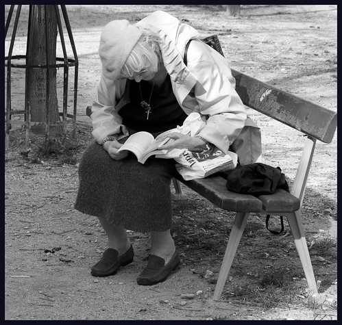 oude dame op een bank by hans van egdom