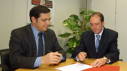 Firma del convenio para implantar placas foltovoltaicas en Orce (Granada)