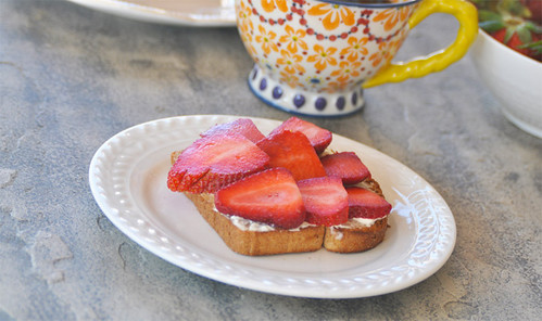 Toast with Strawberries-Mascarpone and Honey