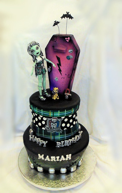 Monster High cake featuring Frankie Stein coffin locker is made of 