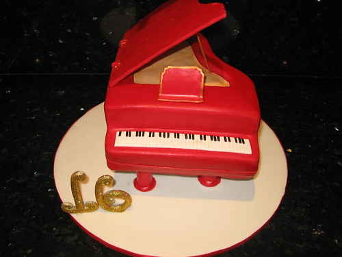 GRAND PIANO CAKE