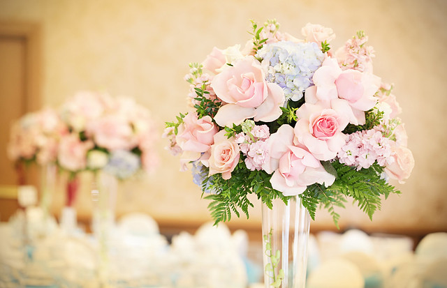 This is a beautiful rose and hydrangea wedding centerpiece of wholesale