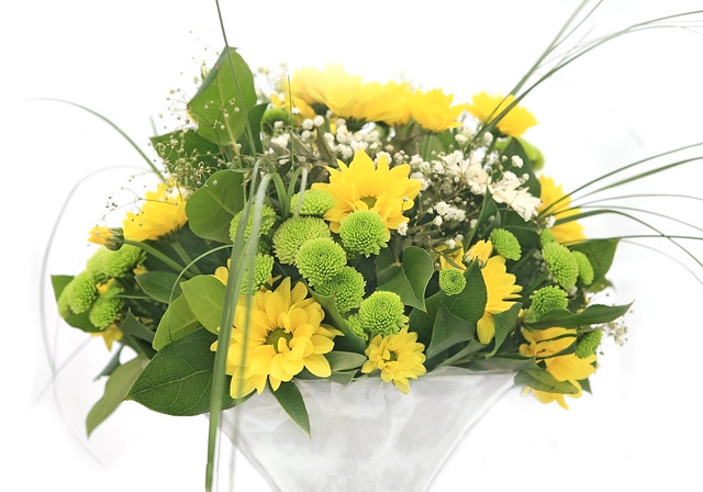 This is a daisy wedding centerpiece of wholesale wedding flowers