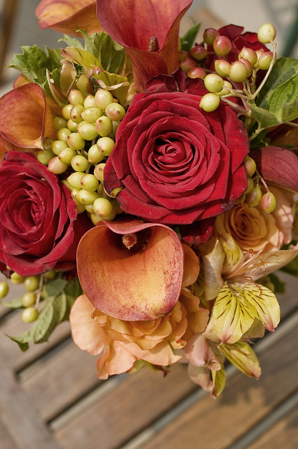 This is an elegant fall wedding centerpiece of wholesale wedding flowers