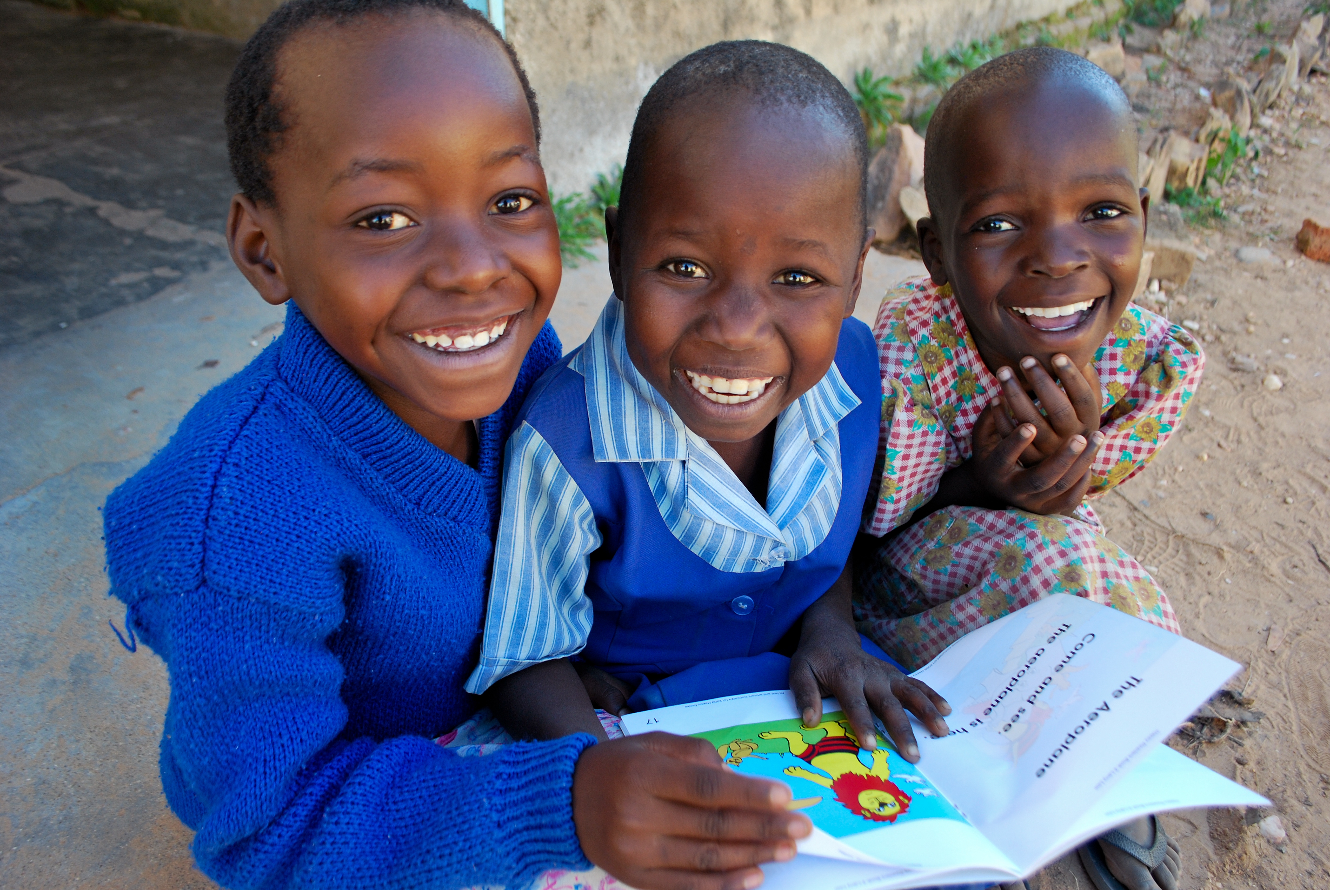 Children reading at the Matau Primary School, Zimbabwe