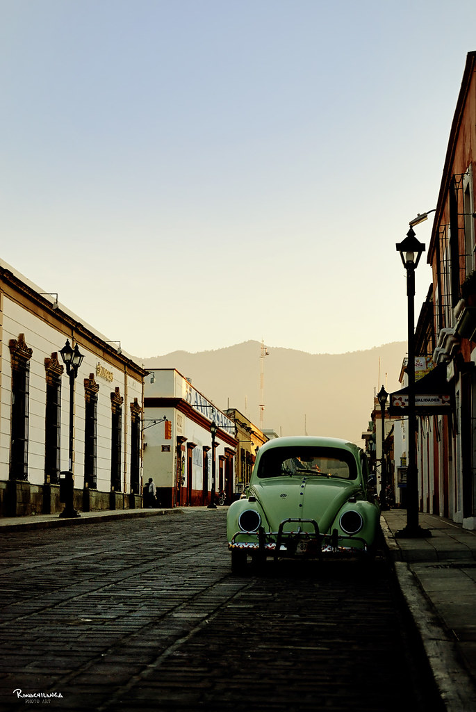 "Auto antropologia" (VW beetle in Oaxaca, Mex.) by Ranachilanga.tk