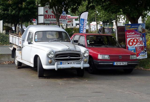 Peugeot 403 pickup 309 Nice find parked up outside a tyre fitting place
