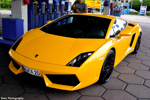 Spotted an amazing yellow Gallardo LP5604 Looks so great with black rims