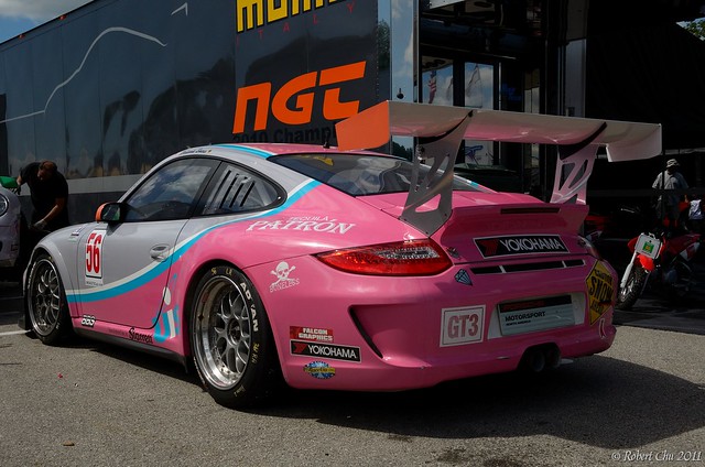 Pink Porsche 911 paddock 20110820 RA ALMS DSC 7579