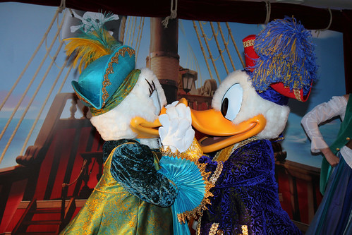Meeting Pirate Donald and Pirate Daisy