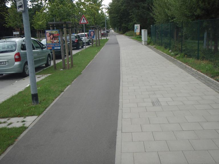 Cycle path with safety strip