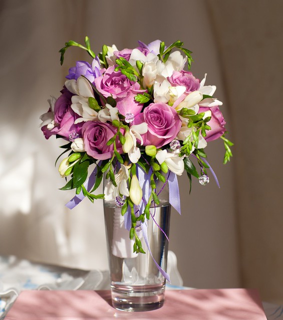 This is an elegant wedding centerpiece of wholesale wedding flowers