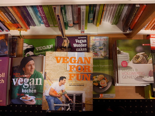vor wenigen wochen gab es hier noch kein einziges, jetzt gleich eine ganze auswahl veganer kochbücher.