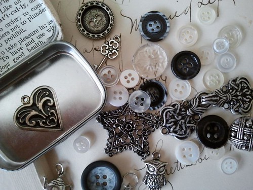 Trinkets Tin with Charms and Buttons