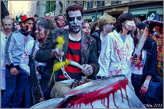 Gruppe Menschen, die am Zombie Walk in Paris 2011 teilnahmen