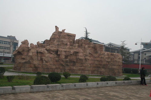 2011-11-17 - Xian - Terracotta warriors - 31 - Bus 914 back - Sculpture