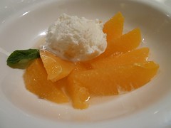 Naranja con Almibar de Txakoli y helado de nata