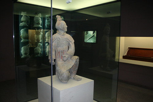 2011-11-17 - Xian - Terracotta warriors - 07 - Museum - Kneeling statue